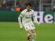 Footballeur en action durant un match.