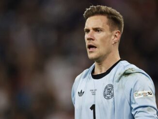 Joueur de football en maillot bleu numéro un.