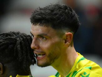 Joueurs de football en conversation sur le terrain.