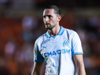 Joueur de football en maillot marseillais.