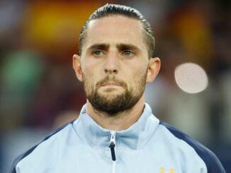 Homme portant une veste de sport.