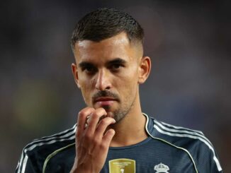 Joueur de football concentré sur le terrain.