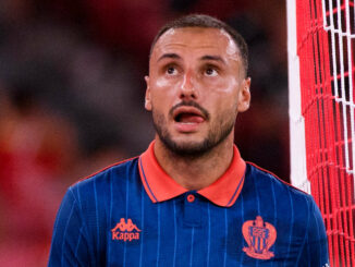 Joueur de football devant le filet.
