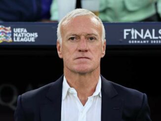 Homme devant panneau UEFA Nations League.