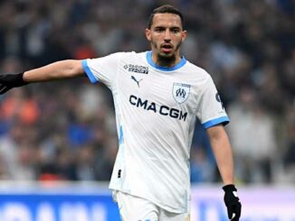 Joueur de football en plein match