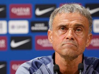 Homme lors d'une conférence de presse sportive.