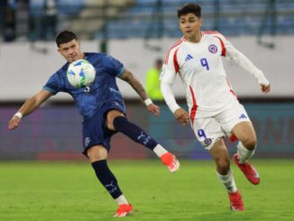 Deux footballeurs lors d'un match, balle en jeu.