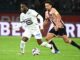Deux joueurs en match de football.