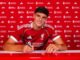 Joueur de football signant un contrat.