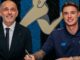 Deux hommes souriants signant un contrat.