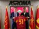 Présentation d'un joueur à l'AS Roma avec maillot.