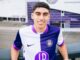 Joueur de football avec maillot Toulouse FC.