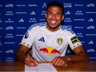 Footballeur signant un contrat pour Leeds United.