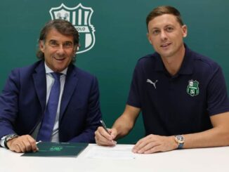 Deux hommes signent un contrat de football.