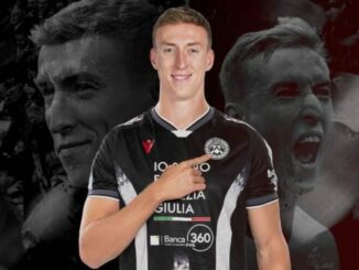 Joueur de football en maillot noir pointe lui-même.