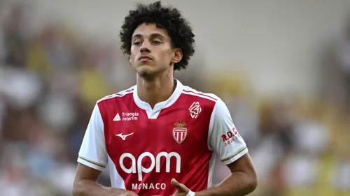 Joueur de football de l'AS Monaco en action.