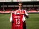 Joueur de football avec maillot numéro 13.