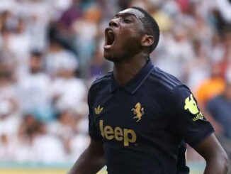 Joueur de football criant sur le terrain.