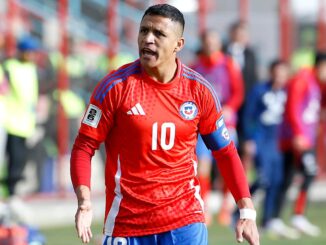 Joueur de football en maillot rouge sur le terrain.
