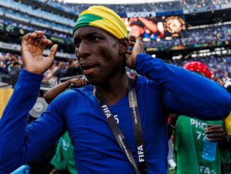 Joueur de football avec médaille au stade bondé.