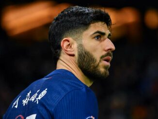 Footballeur de profil sur le terrain.