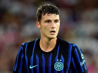 Joueur de football en maillot noir et bleu.