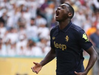 Joueur de football célébrant sur le terrain