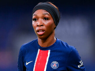 Joueuse de football portant un maillot bleu PSG.