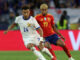 Deux joueurs de football pendant un match France-Espagne.