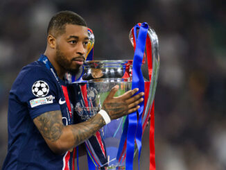 Joueur de football avec trophée de la Ligue des Champions.
