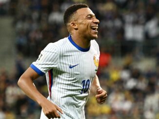 Joueur de football souriant pendant un match.