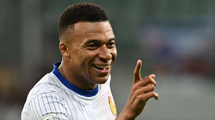 kylian mbappé,kylian mbappé zidane,kylian mbappe zinedine zidane,kylian mbappé twitter zidane,kylian mbappe defend zidane,kylian mbappe vs zidane,kylian mbappe zinedine zidane goat debate