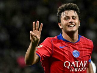 Joueur de football souriant en célébrant un but