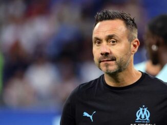 Homme en maillot OM lors d'un match de football.