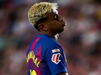 Joueur de football en maillot bleu et rouge.