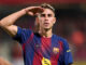Joueur de football saluant sur le terrain.