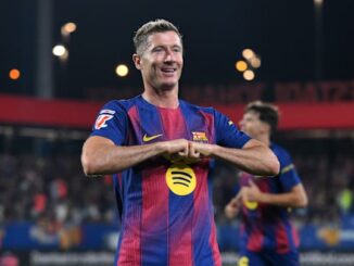 Joueur de football célébrant durant un match.