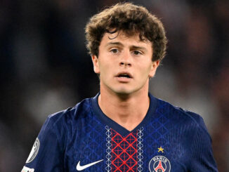 Joueur de football en maillot PSG sur le terrain.