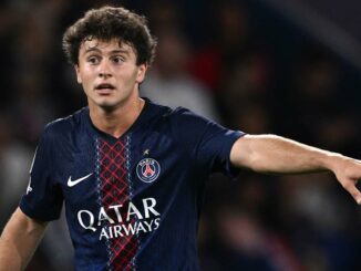Joueur de football en action sur le terrain.
