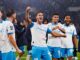 Joueurs de football célébrant sur le terrain.