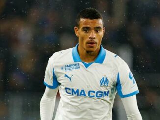 Joueur de football de l'OM en action sur le terrain.
