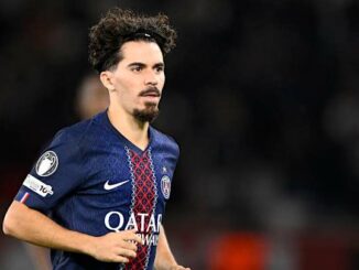 Joueur de football sur le terrain en action.