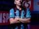 Footballeur en maillot bleu et bordeaux.