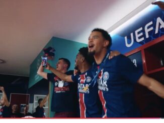 Joueurs PSG célèbrent victoire en vestiaire UEFA.