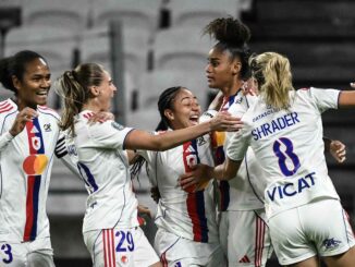 Joueuses de football célébrant sur le terrain.