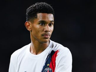 Joueur de football en maillot blanc du PSG.