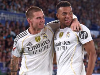 Deux joueurs de football célébrant ensemble.