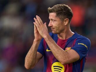Joueur de football applaudissant en tenue de match