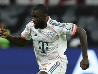 Joueur de football en action avec maillot Bayern.