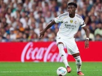 Joueur de football en action sur le terrain.